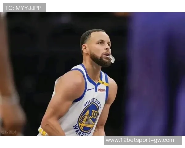 库里第二节神勇表现连中五记三分球展现超强实力引爆全场气氛